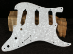 Fender 11 lyukas fehér gyöngyház koptató Strat